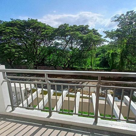 Апарт отель Acacia Estates Taguig Манила Экстерьер фото