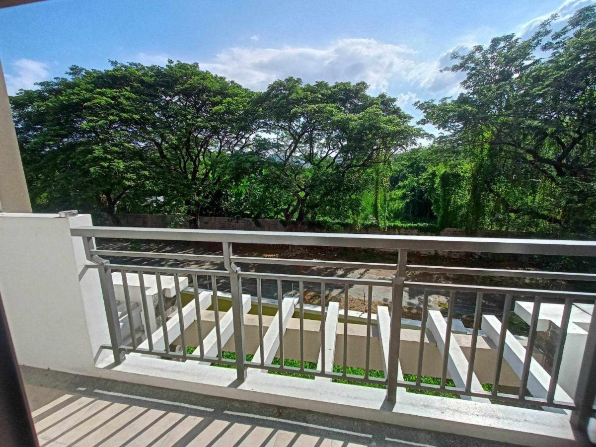 Апарт отель Acacia Estates Taguig Манила Экстерьер фото