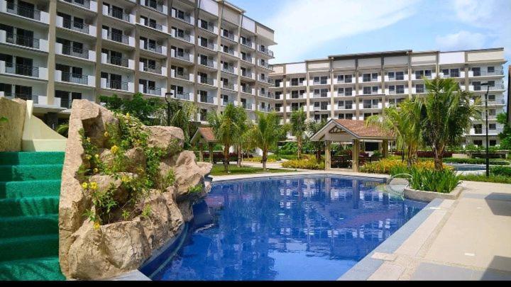 Апарт отель Acacia Estates Taguig Манила Экстерьер фото